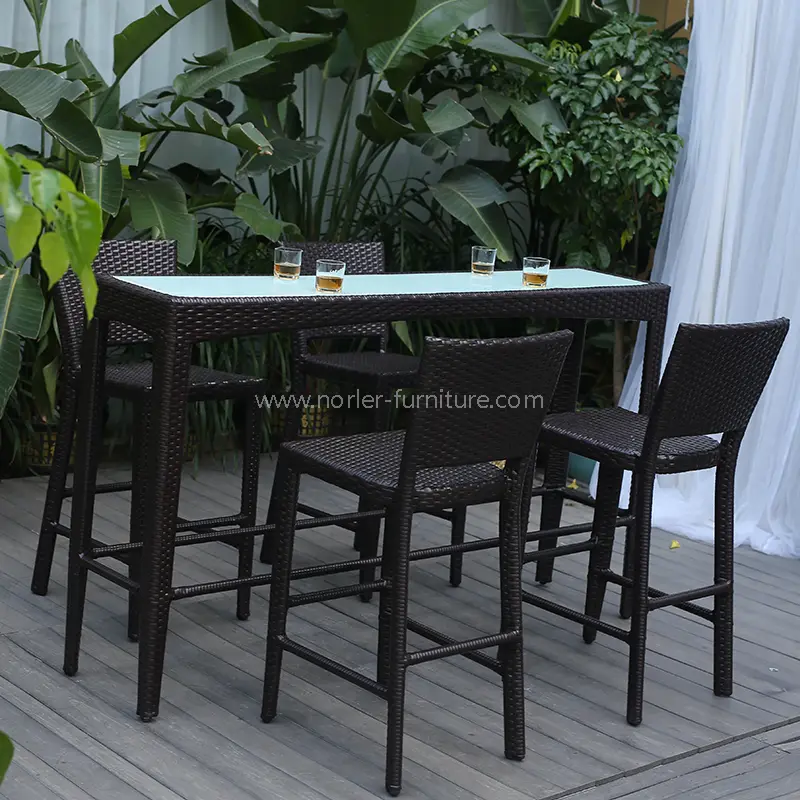 သင့်အိမ်နောက်ဖေး သို့မဟုတ် ဝရံတာအတွက် အကောင်းဆုံး Outdoor Bar Set ကို ဘယ်လိုရွေးချယ်မလဲ။