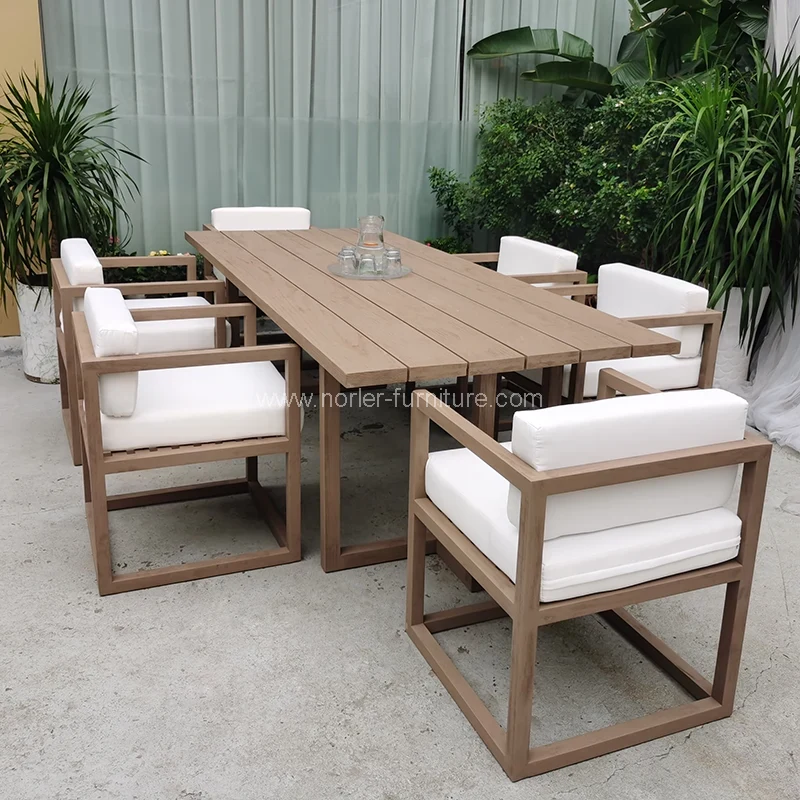 Outdoor Teak Woods သည်စားသောက်ဆိုင်စားသောက်ဆိုင်များကိုသတ်မှတ်ထားသည်